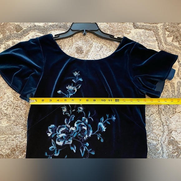WHITE HOUSE BLACK MARKET Embroidered Stretch Velvet Dress Size Small Blue Black - Picture 9 of 9